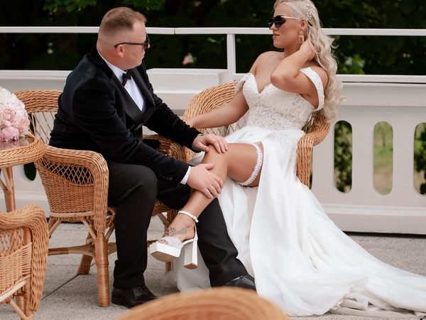 Jaunavedžiai sėdi pintuose foteliuose terasoje po vestuvių – vestuvių fotosesija Šiauliuose
