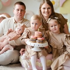 Šeima su trimis dukromis laiko pyragėlių stovą su spurgomis – Donatos Jankauskės fotografija, Šiauliai