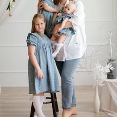 Mama laiko dvi mažas dukras ant rankų, šalia stovi vyresnioji dukra – Donatos Jankauskės fotografija, Šiauliai