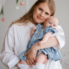 Moteris laiko ant rankų kūdikį džinsiniu kostiumėliu – Donatos Jankauskės fotografija, Šiauliai