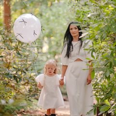 Moteris su mergaite eina mišku laikydama baltą balioną – Donatos Jankauskės fotografija, Šiauliai